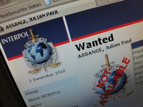 Το WikiLeaks βγάζει στο σφυρί αντικείμενα του Τζούλιαν Ασάνζ