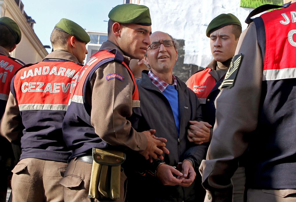 Ισπανία: Ελεύθερος με περιοριστικούς όρους ο συγγραφέας Ντογάν Ακανλί