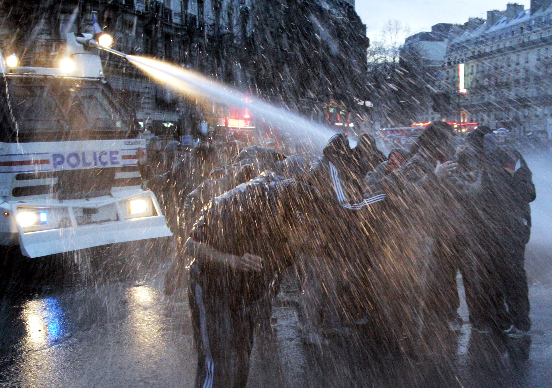 <b>ΧΥΤΑ Κερατέας</b> Οχημα εκτόξευσης νερού για πρώτη φορά κατά διαδηλωτών