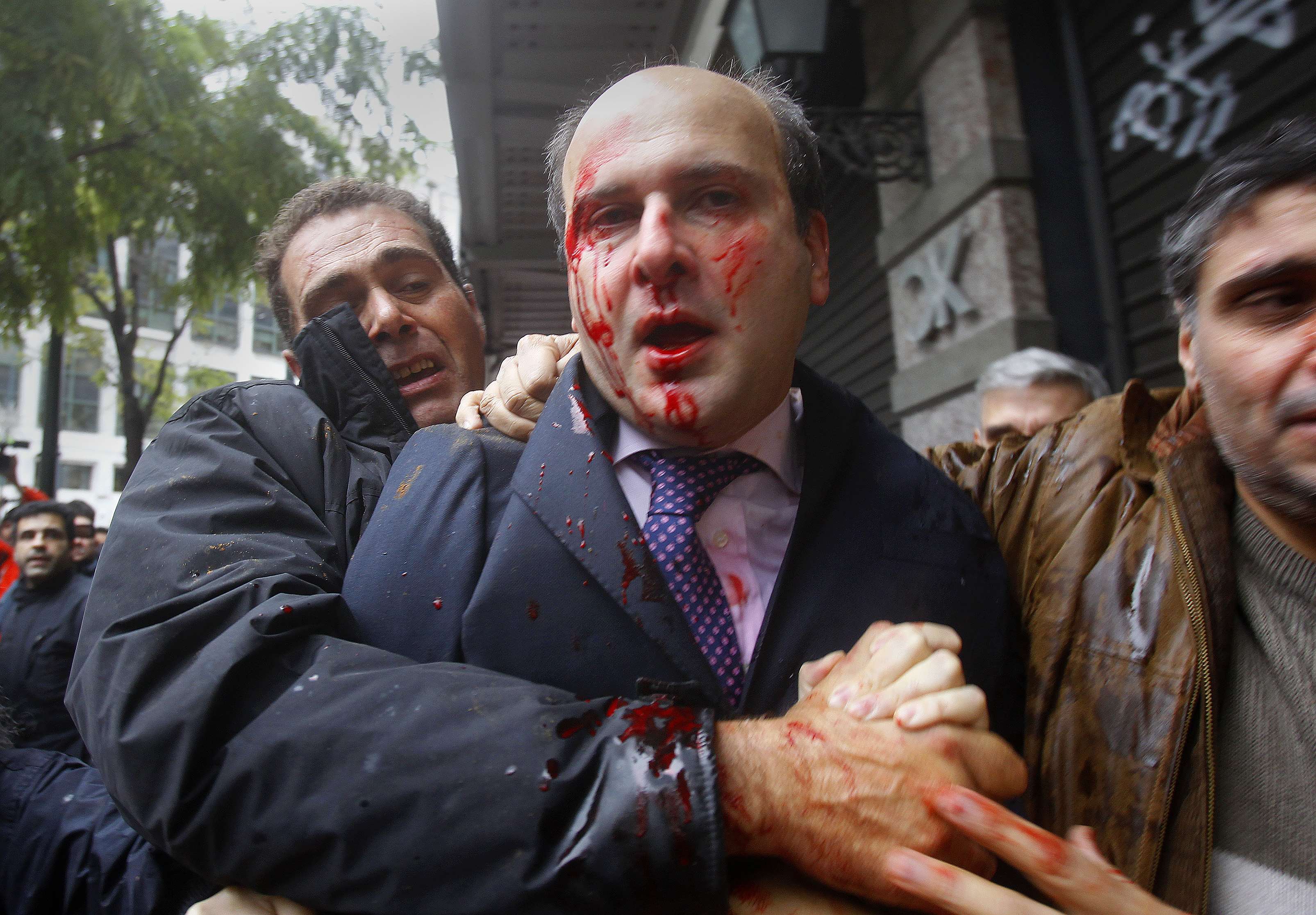 Eπίθεση στον Κωστή Χατζηδάκη<b>Προπηλακισμοί και επεισόδια στο κέντρο της Αθήνας</b>Περισσότεροι από 40.000 εργαζόμενοι διαδήλωσαν χθες ενάντια στα οικονομικά μέτρα της κυβέρνησης