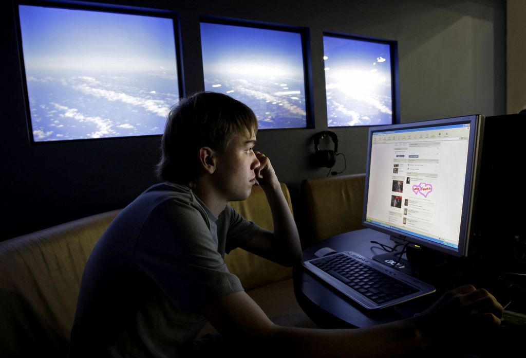 <b>Ερευνα</b>Οι νέοι ενημερώνονται κυρίως μέσω Internet