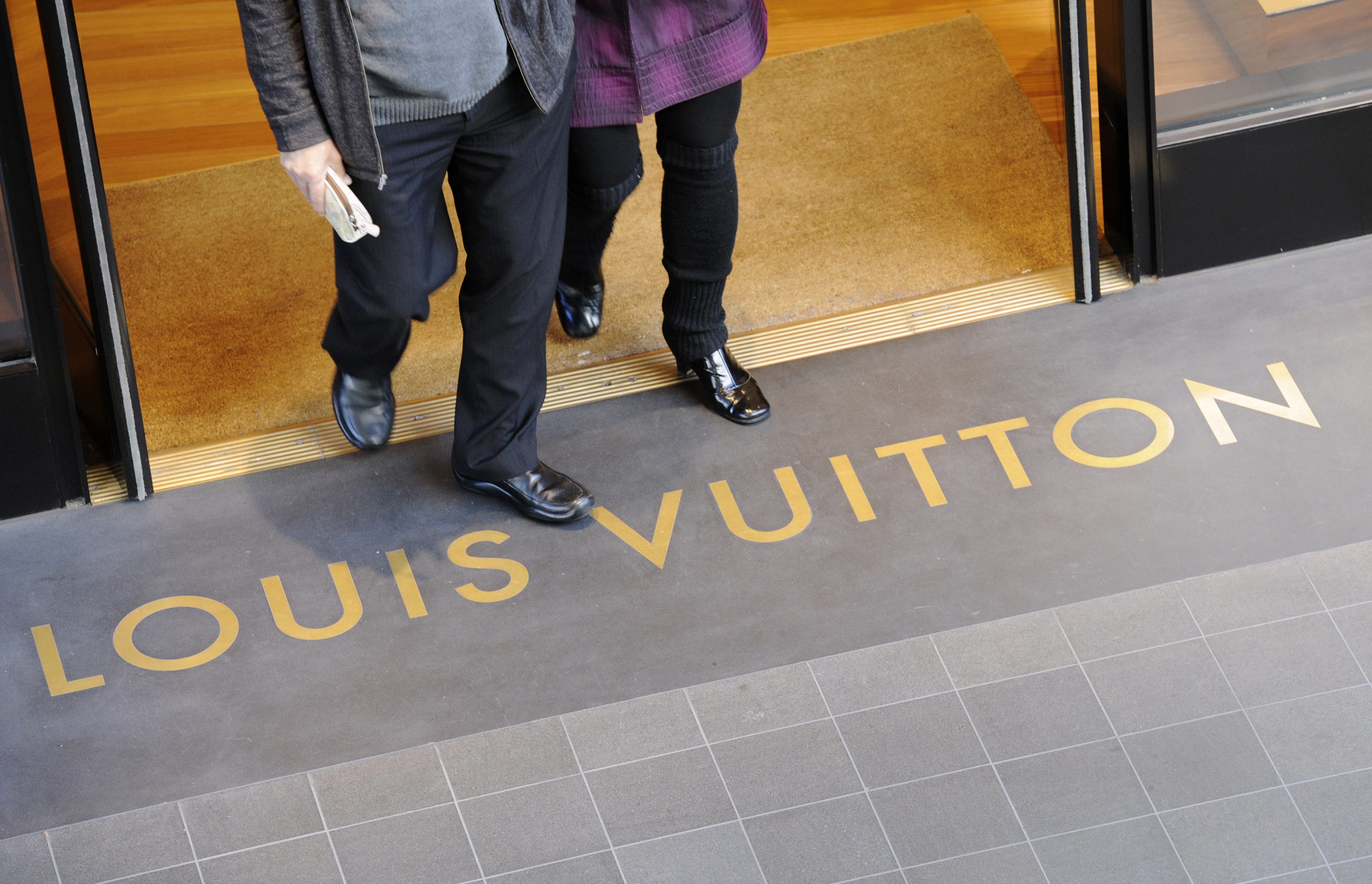 Διαψεύδει η Louis Vuitton για «μαϊμούδες» στο κατάστημα της Κηφισιάς
