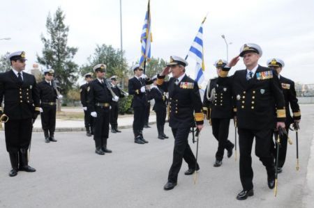 Βάζουν από την τσέπη τους για τα παράσημά τους στο Λιμενικό