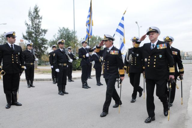 Βάζουν από την τσέπη τους για τα παράσημά τους στο Λιμενικό