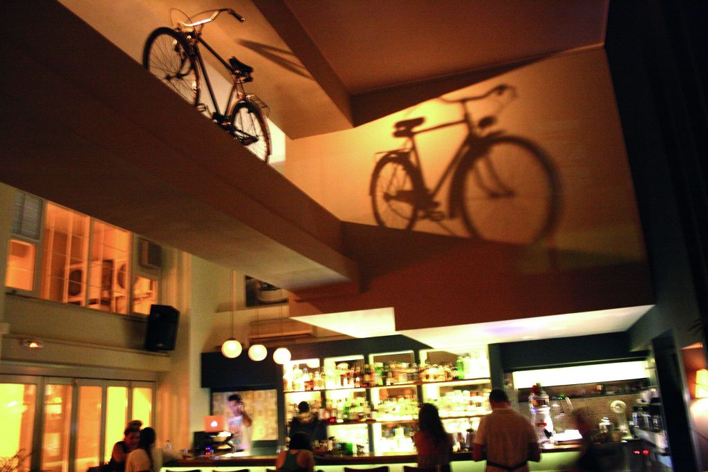 Ενας παπαγάλος στο Μεταξουργείο