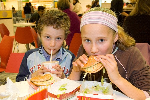 Διατροφικά «παραμύθια» για παιδιά, που τα λένε οι μεγάλοι