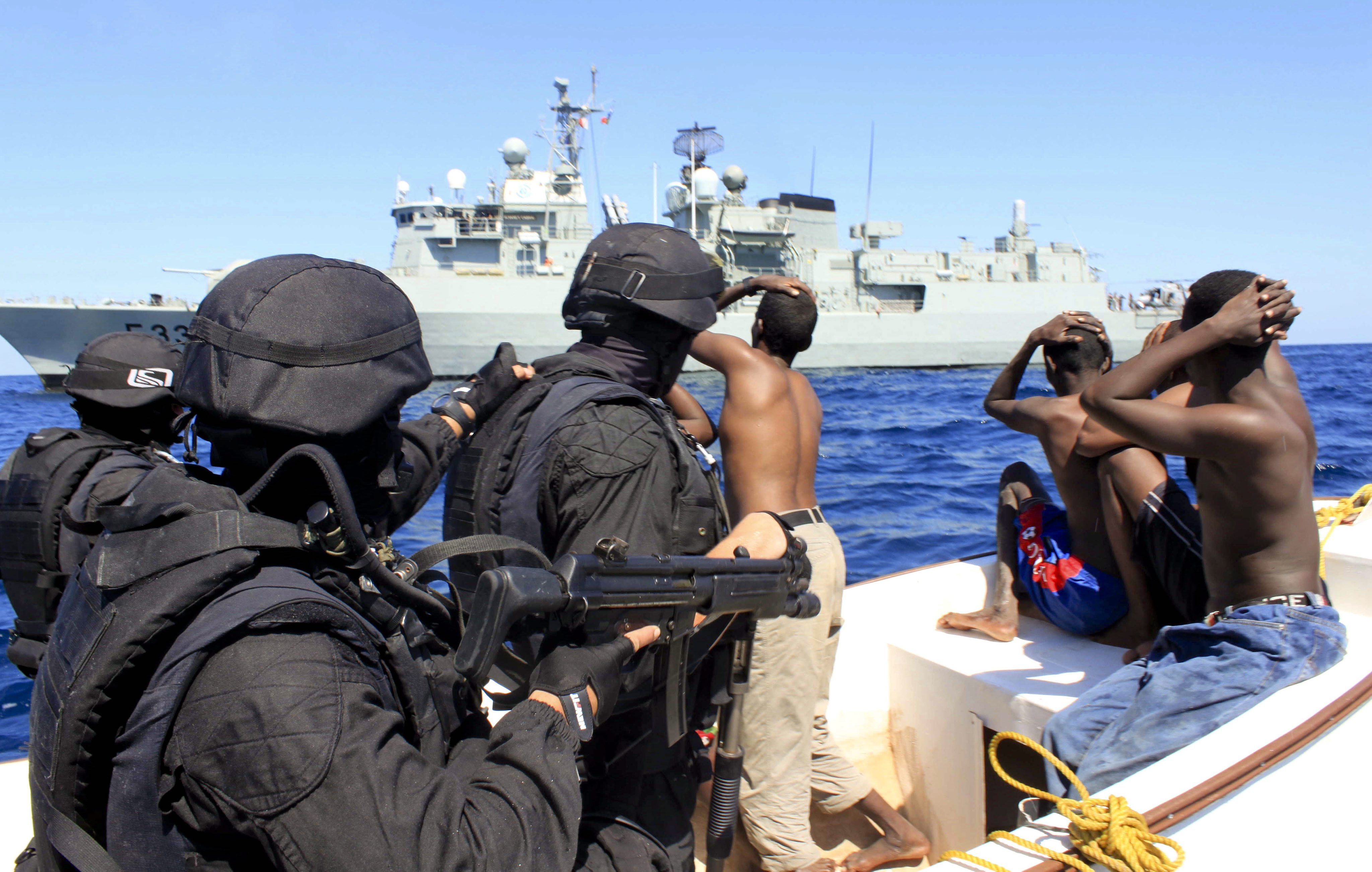 Судно террористами. Аденский залив сомалийские пираты. Сомалийские пираты захват судна. «Пираты и пиратство» Дэвид Рейнхардт. Сомалийские пираты 2008.