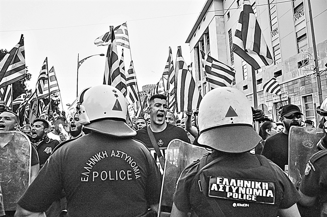 Προέχει να τους κλείσουμε την πόρτα…