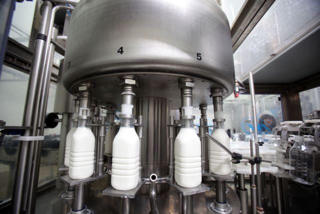 Milk stalemate apparently resolved, troika willing to accept changes | tovima.gr