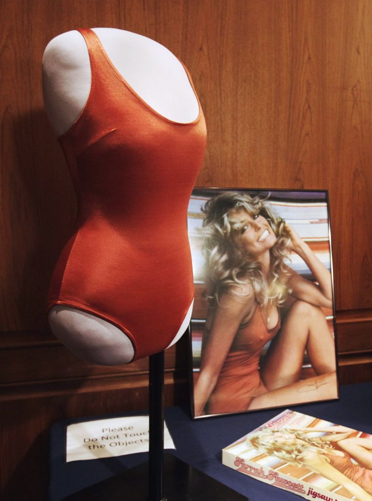 Μουσείο Σμιθσόνιαν – Στις προθήκες του το κόκκινο μαγιό της Φάρα Φόσετ