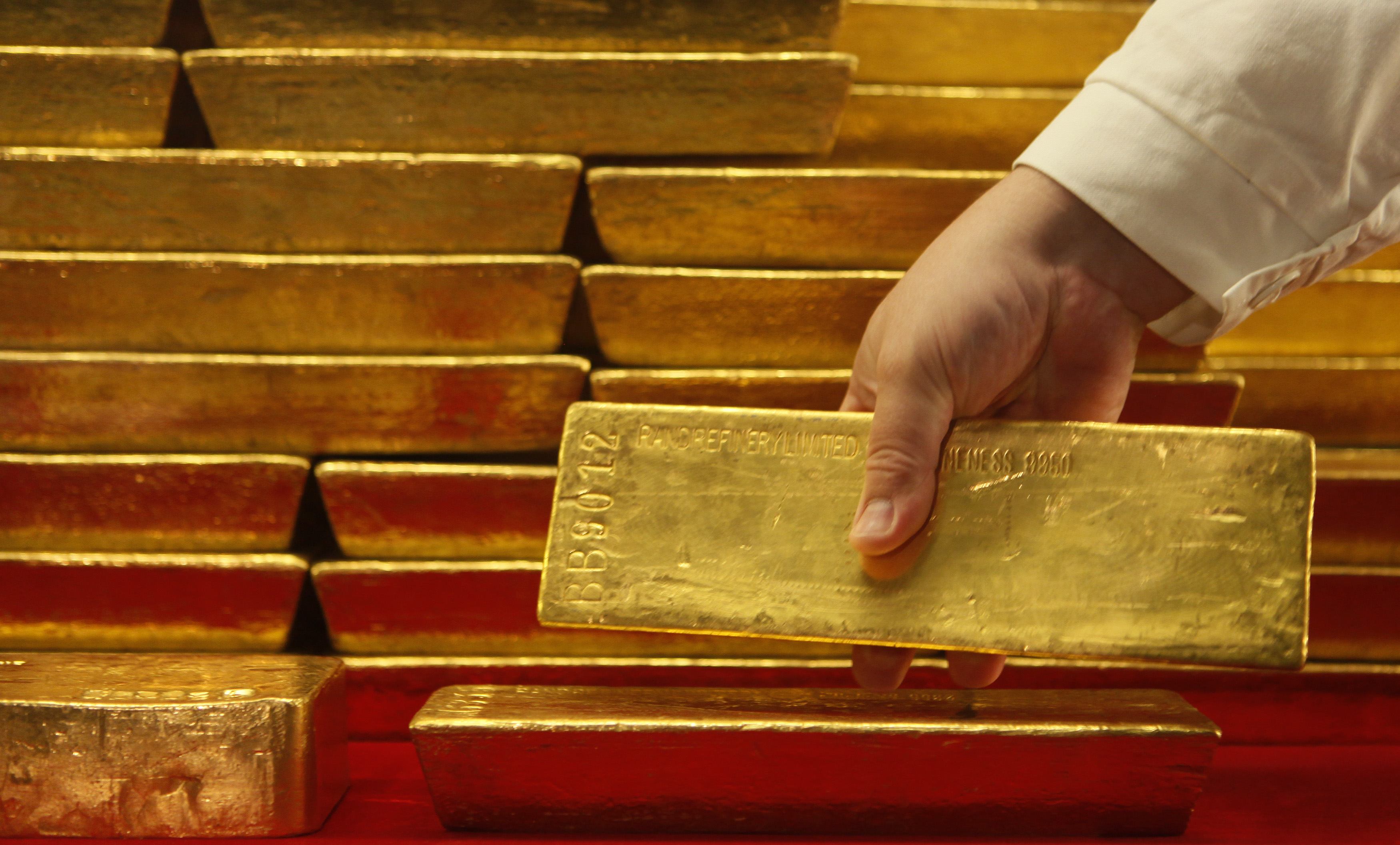 В воду положить золото. Слиток золотой. Слиток золота 1 кг. Золотой слиток 12 кг. Золотой слиток в руке.