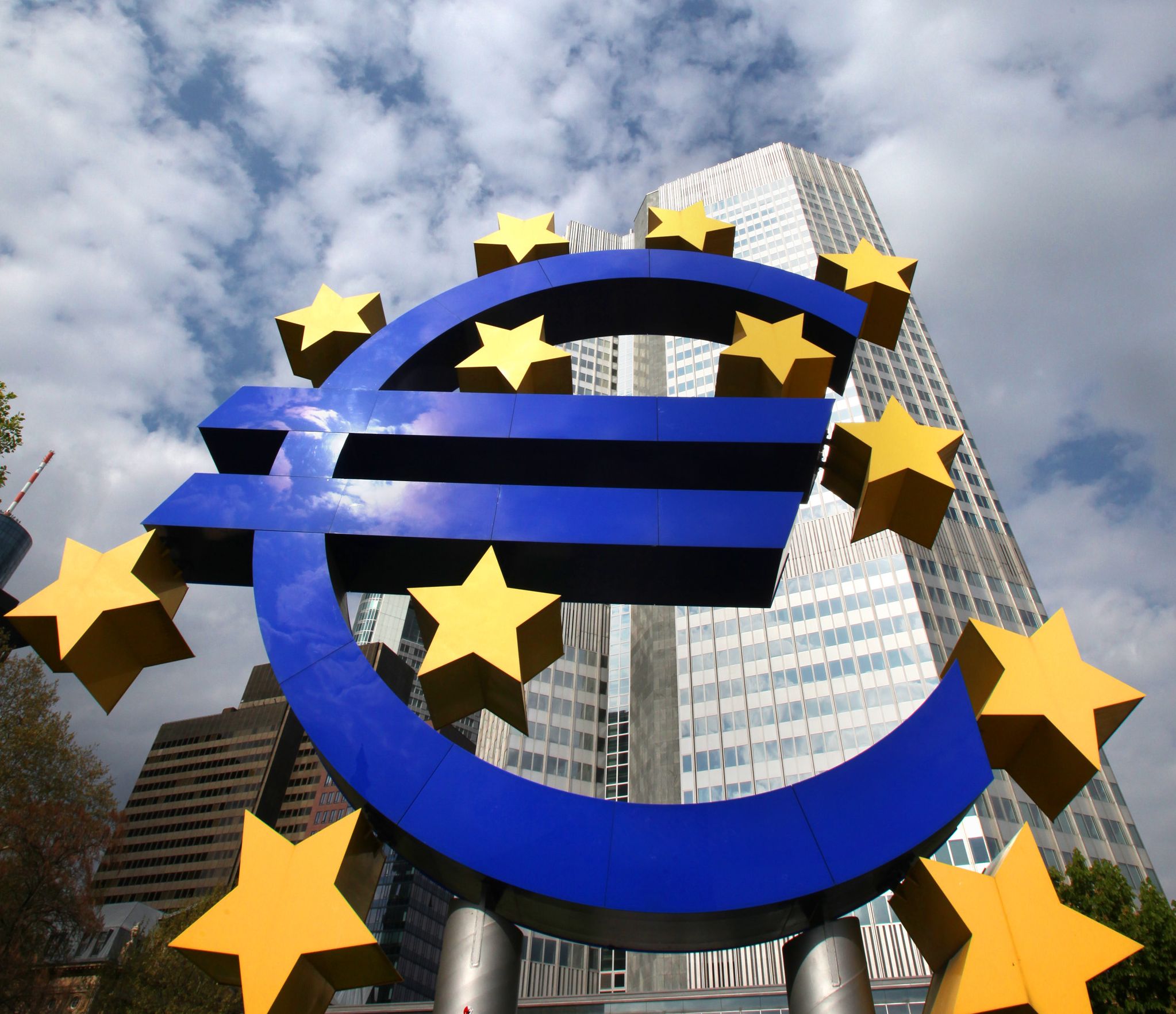 <b>Κυβέρνηση – Tρόικα </b>Συμφωνία για κρατικές εγγυήσεις 30 δισ. ευρώ στις ελληνικές τράπεζες, ώστε να δανειστούν από την ΕΚΤ