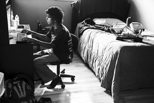 Ενας στους δύο εφήβους σπαταλά 5 ώρες καθημερινά σε TV και Internet