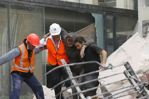 Καταστροφική σεισμική δόνηση 6,3 Ρίχτερ – Τουλάχιστον 65 οι νεκροί, σύμφωνα με δήλωση του Πρωθυπουργού της χώρας