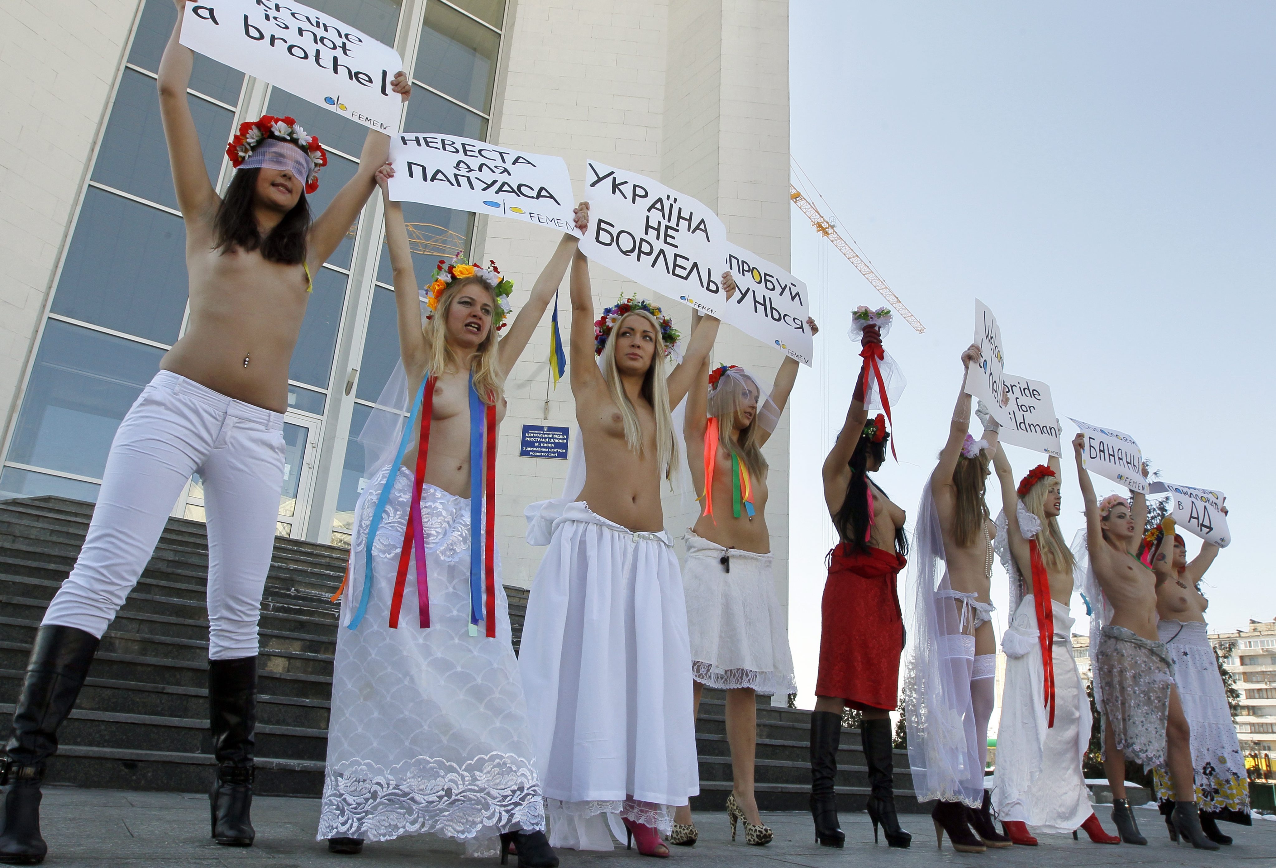 Τόπλες διαμαρτυρία για τον διαγωνισμό «κερδίστε σύζυγο από την Ουκρανία»