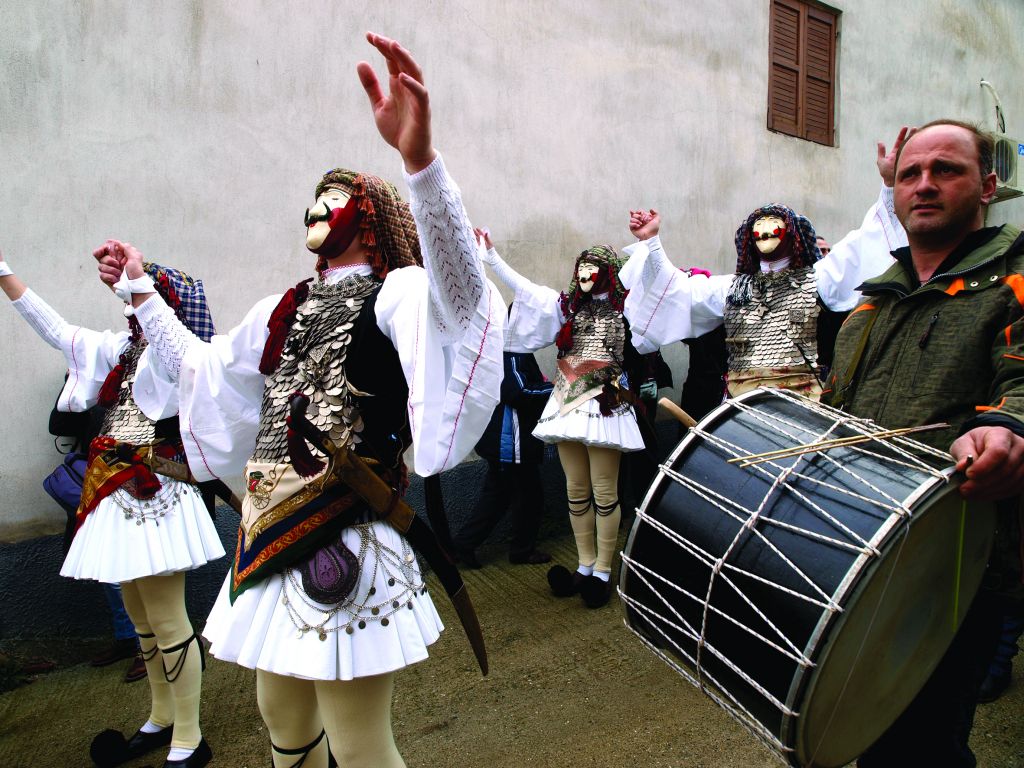 Μάσκες, χοροί και σκι