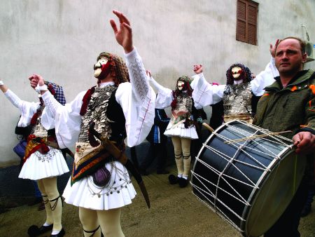 Μάσκες, χοροί και σκι