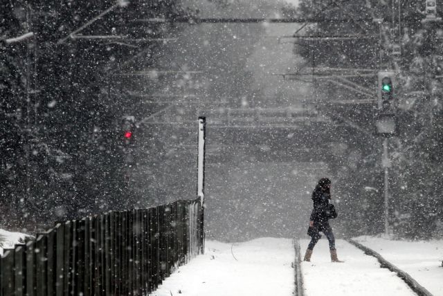 Ραγδαία επιδείνωση του καιρού με χιόνια και στην Αττική – Ανοιξε ο κόμβος της Νεμέας