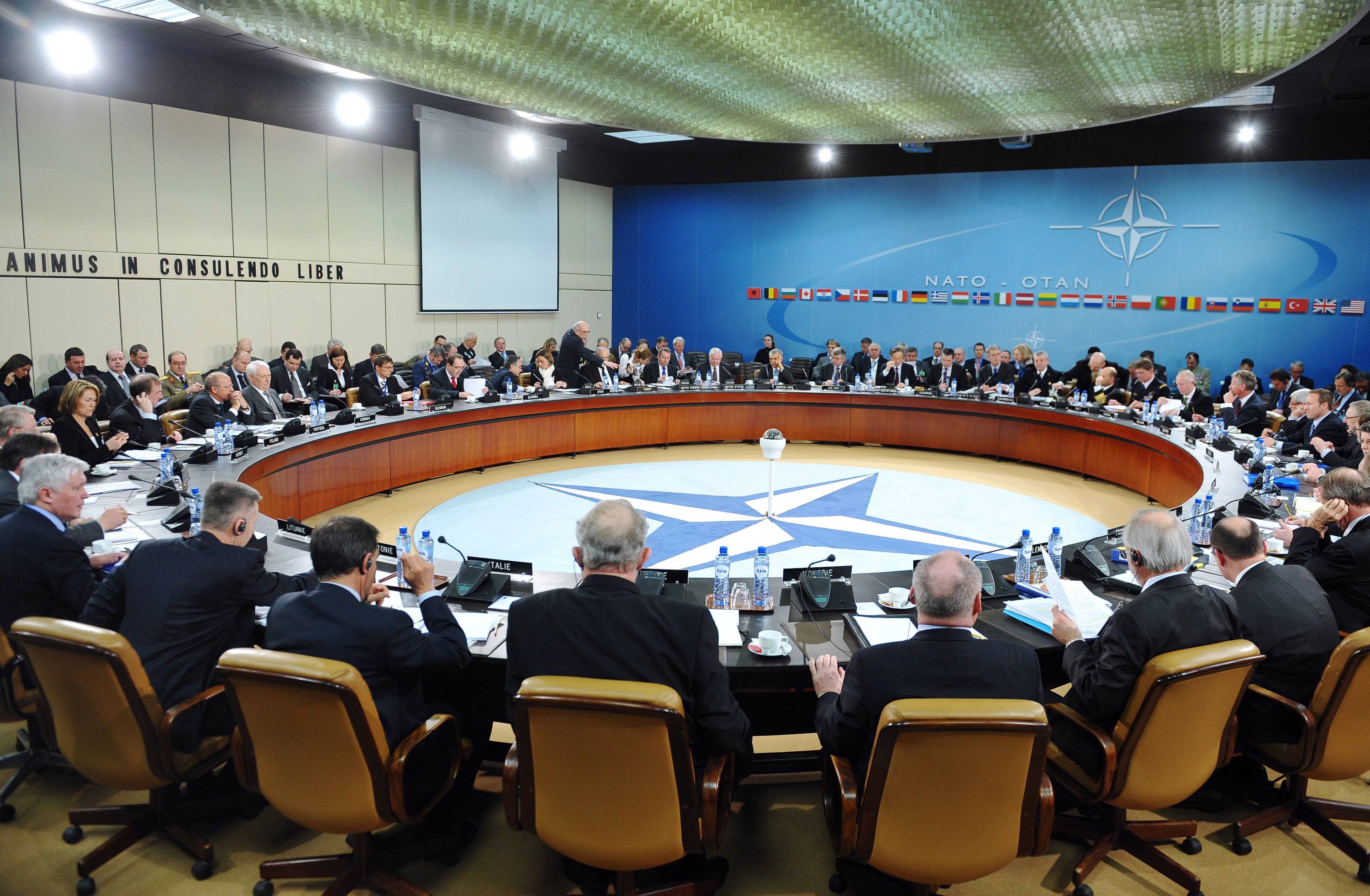 Διχασμένο το ΝΑΤΟ συνεδριάζει πάλι για τη Λιβύη