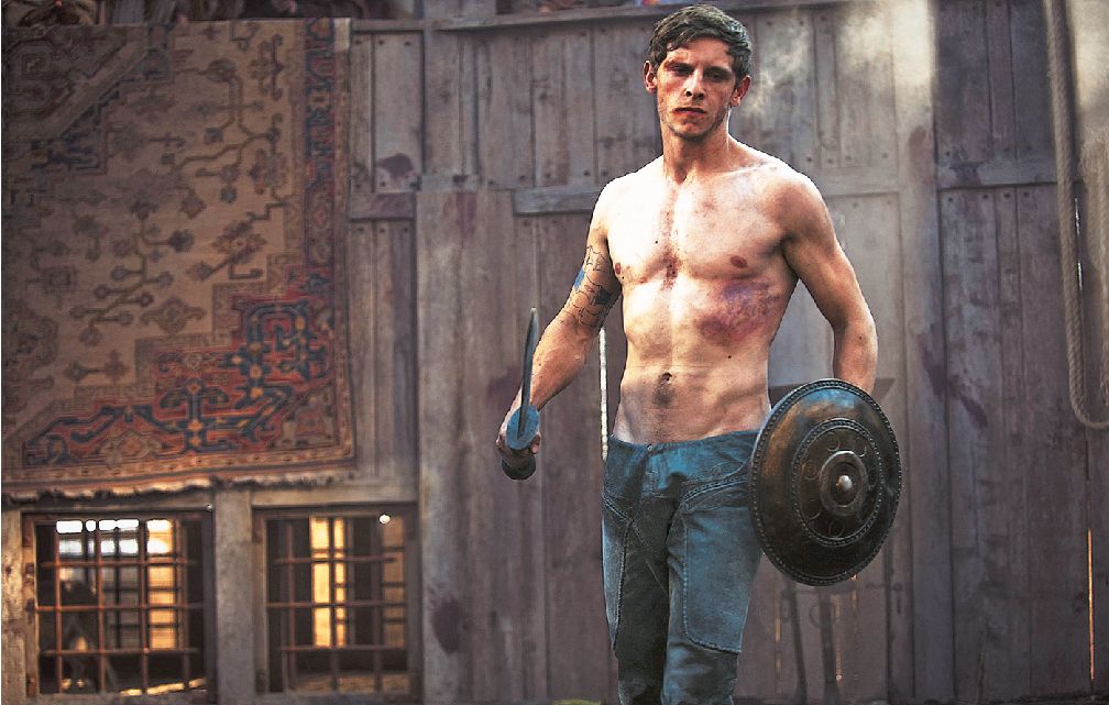 Τζέιμι Μπελ: Ο Μπίλι Ελιοτ «χορεύει» με ξίφος και ασπίδα