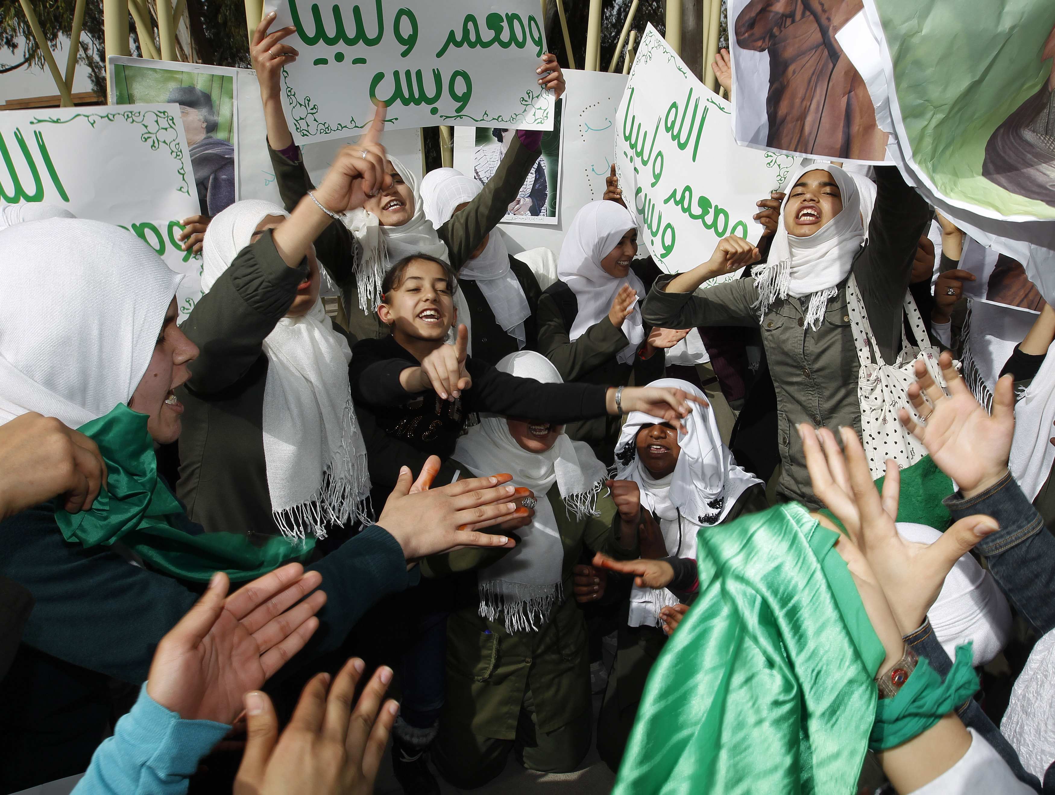 Ο Καντάφι προελαύνει, η Δύση διστάζει