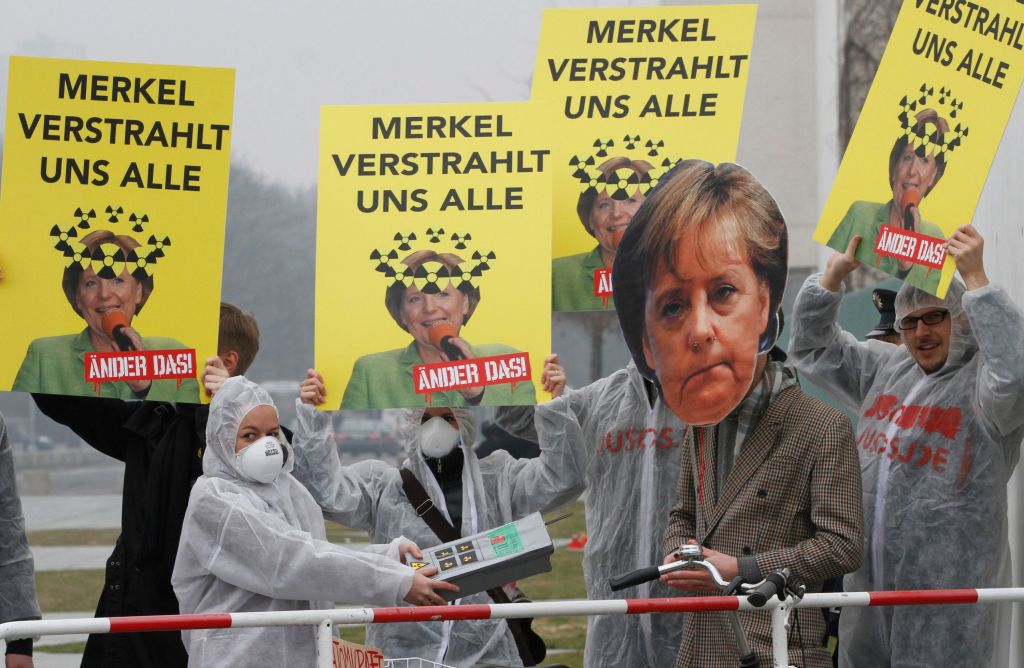 Η Μέρκελ κλείνει επτά πυρηνικά εργοστάσια