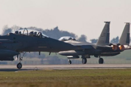 Η Γαλλία εξετάζει αεροπορικά πλήγματα κατά του ISIS και στη Συρία