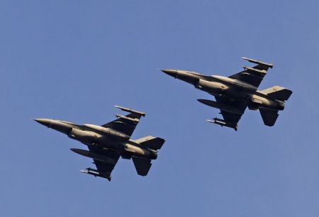 Ανέλκυση τμημάτων F-16 που είχε καταπέσει βορείως της Γαύδου