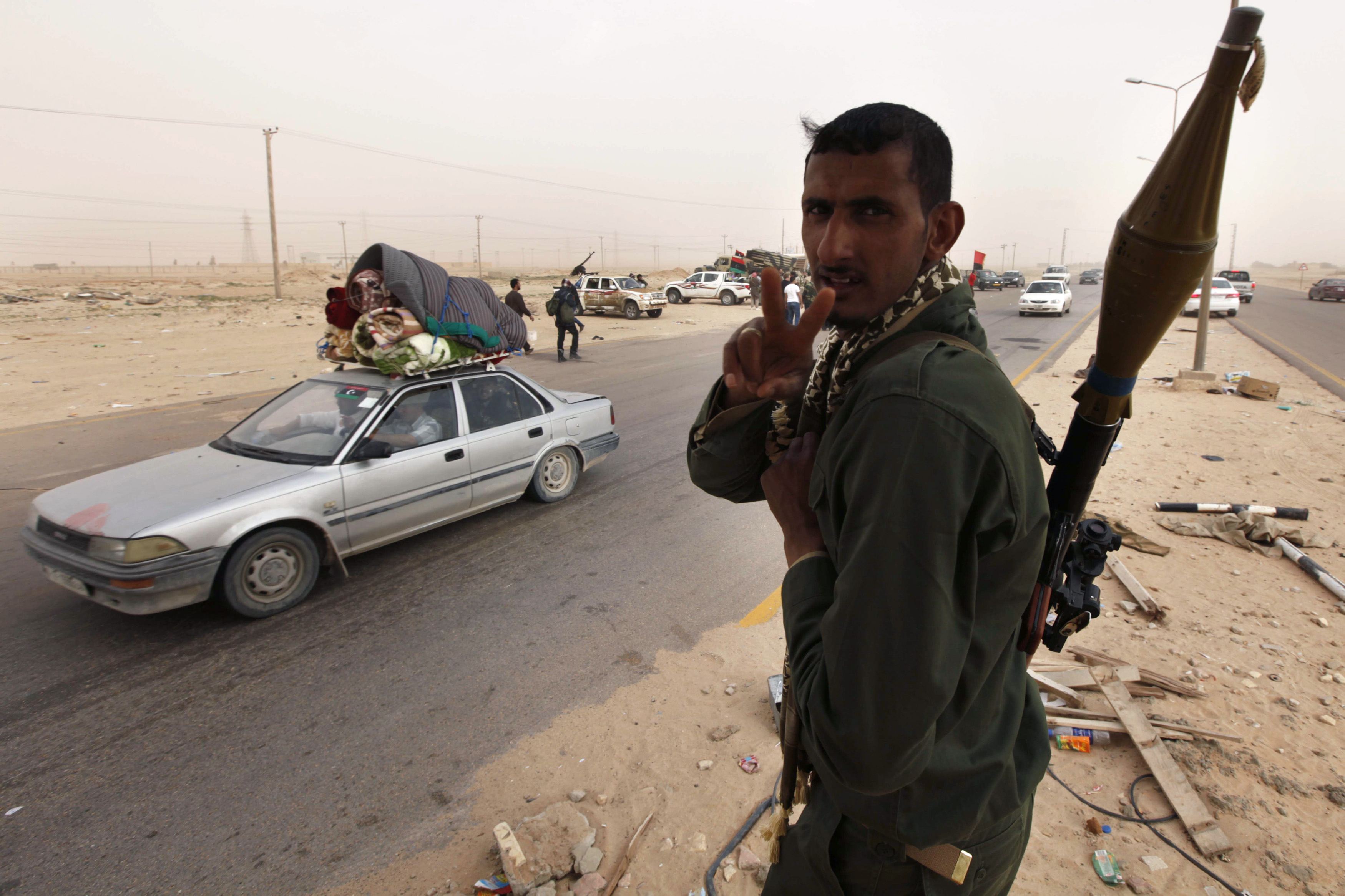 Μαλλιά-κουβάρια οι παγκόσμιες δυνάμεις για Λιβύη