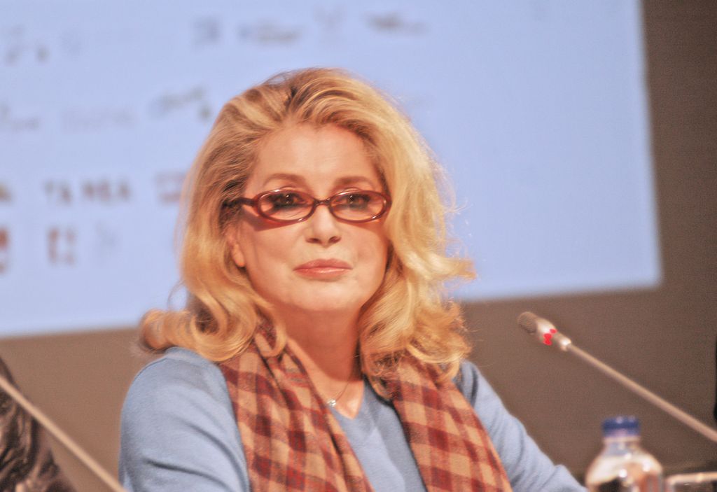 Κατρίν Ντενέβ: Αφήστε τους άντρες «να ενοχλούν» – Τι απαντούν γαλλίδες φεμινίστριες