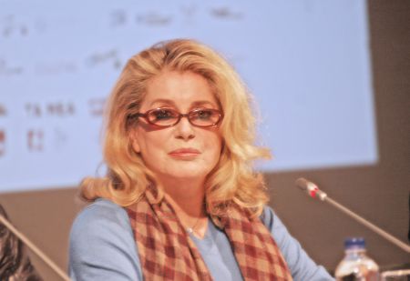 Κατρίν Ντενέβ: Αφήστε τους άντρες «να ενοχλούν» – Τι απαντούν γαλλίδες φεμινίστριες