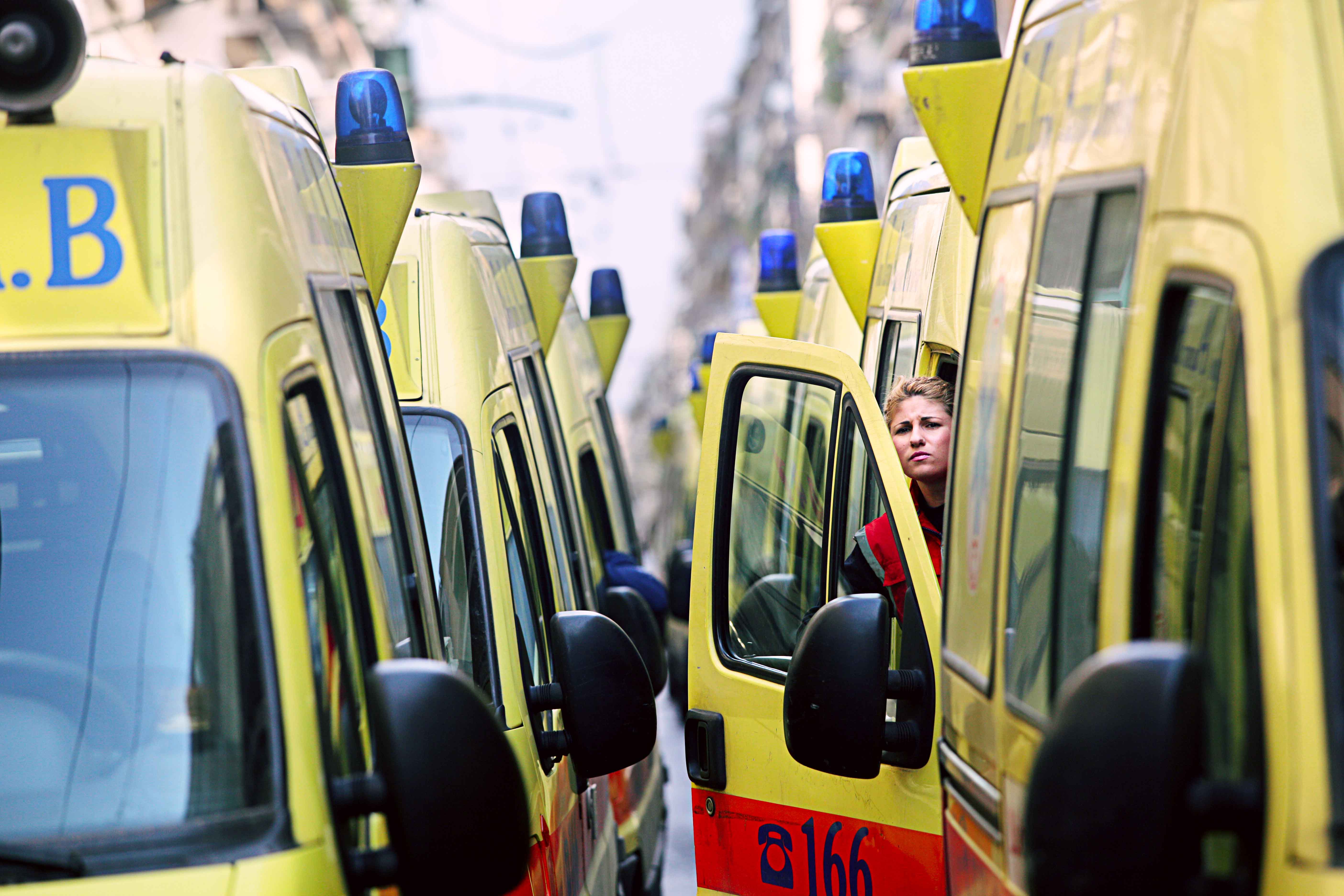 Θεσσαλονίκη: Ασθενοφόρα του ΕΚΑΒ «απέκλεισαν» το σπίτι του Βενιζέλου