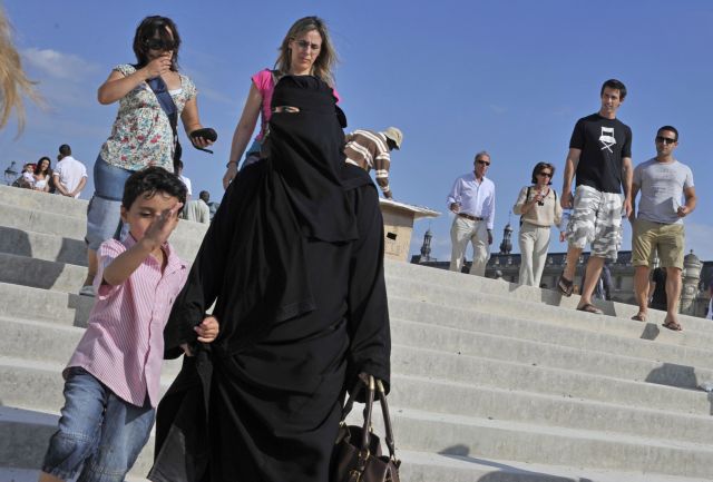 Ξέρουν άραγε οι μουσουλμάνες γυναίκες τι σημαίνει μπούρκα; | tovima.gr