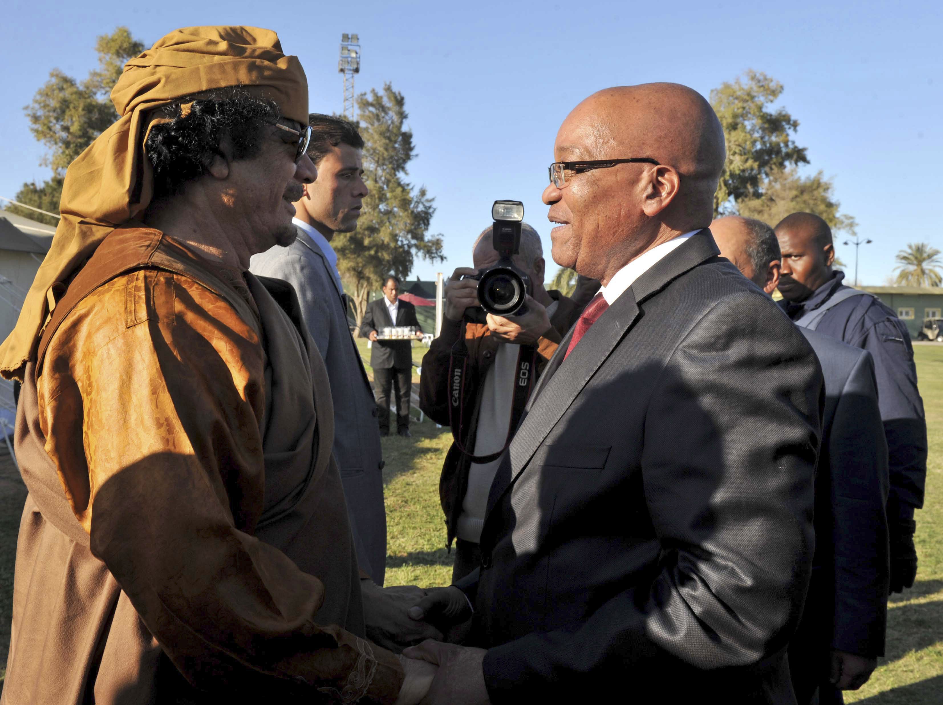 Συζητήσεις για έξοδο του Καντάφι από τη Λιβύη
