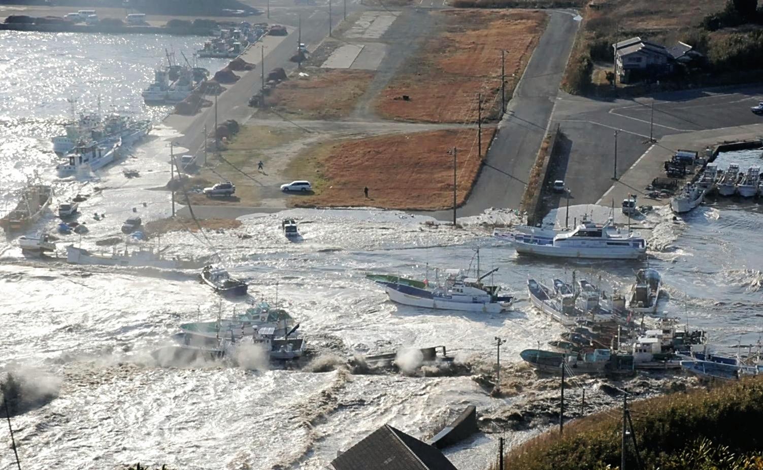 Землетрясение цунами. ЦУНАМИ В Японии в 2011. ЦУНАМИ ЦУНАМИ В Японии 2011. Землетрясение Тохоку 2011.