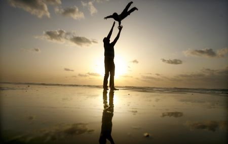 Αδειες ανατροφής σε πατέρες με αυτοαπασχολούμενες συζύγους