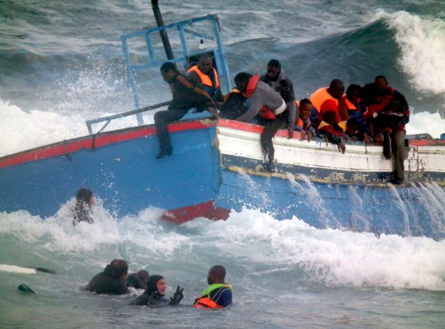 Ιρλανδικό πλοίο διέσωσε 712 πρόσφυγες στα ανοιχτά της Λιβύης