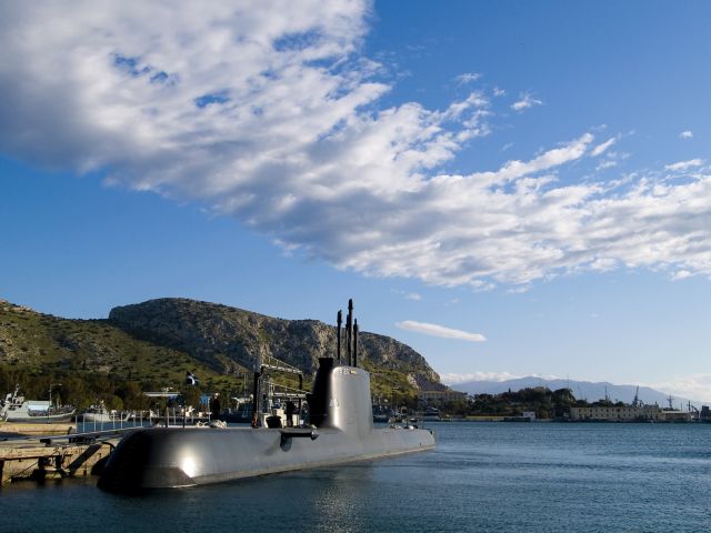 Tsipras wants closer examination of submarine contracts