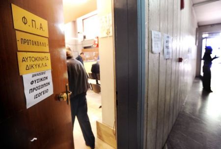 Για κατάχρηση άνω €6 εκατ. συνελήφθη 58χρονη εφοριακός