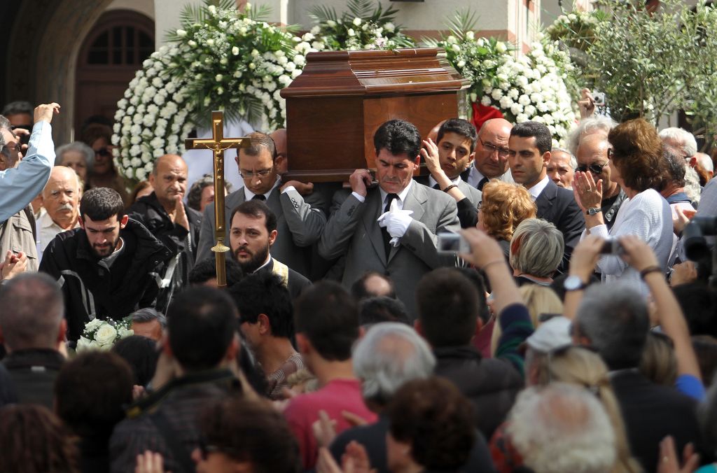 Ο απλός λαός αποχαιρέτησε τον Θανάση Βέγγο