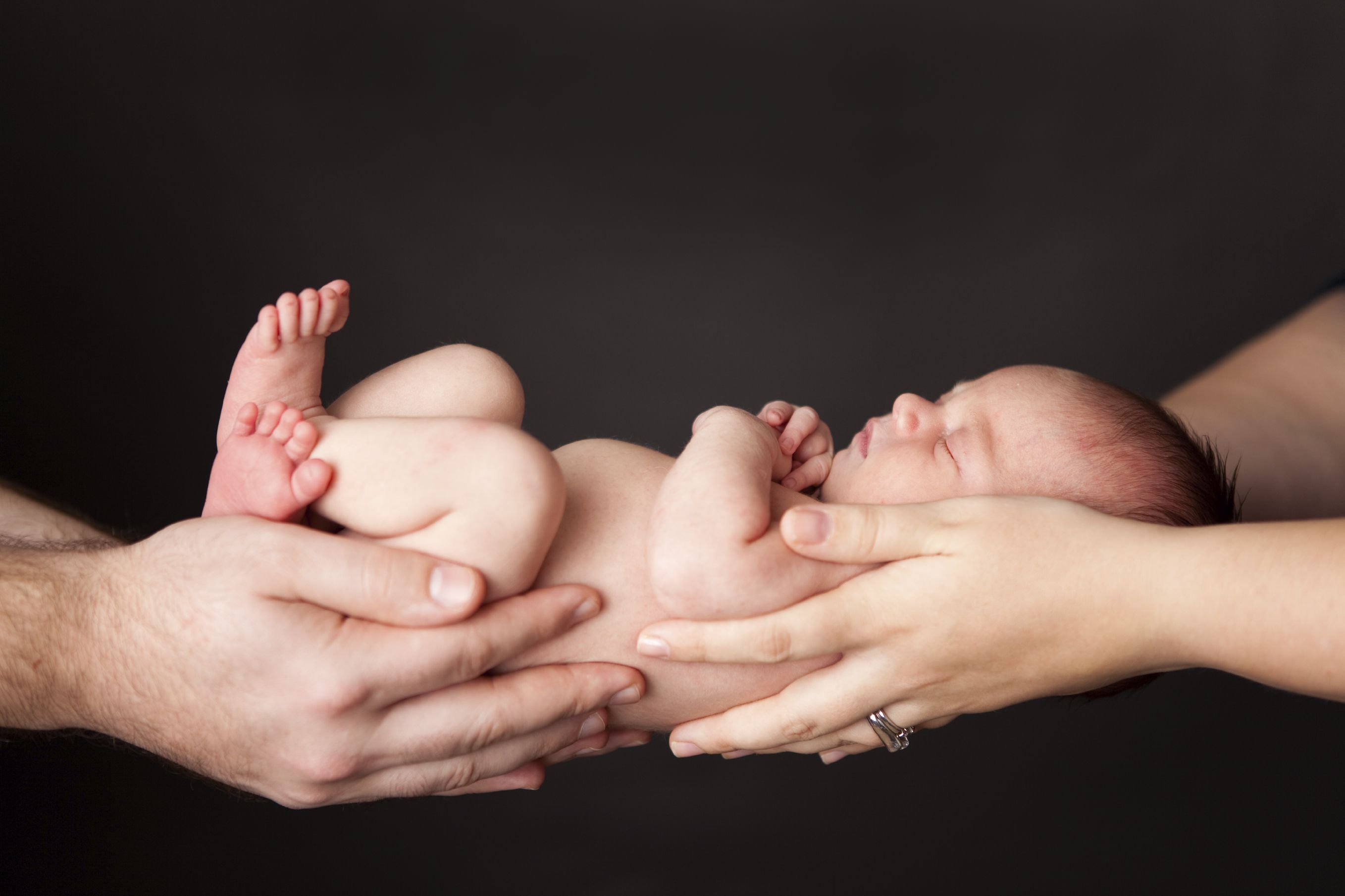 У мамы есть ноги. Новорожденный на руках. Ладонь ребенка. Мама с ребёнком на руках. Рука новорожденного ребенка.