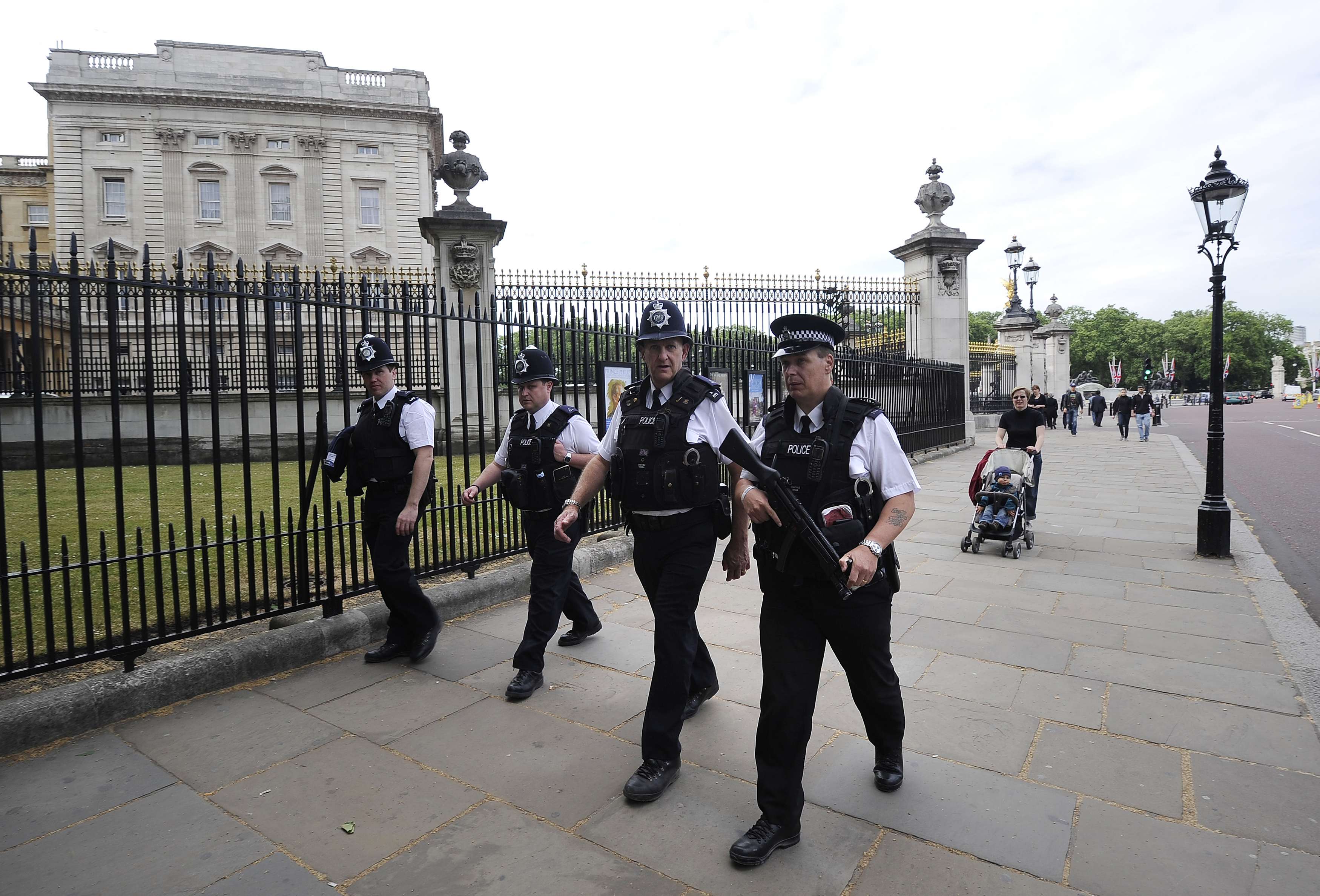 Police to be the queen. Британская полиция Букингемского дворца. Полиция Великобритании. Полицейский дворец. Британское отделение полиции.
