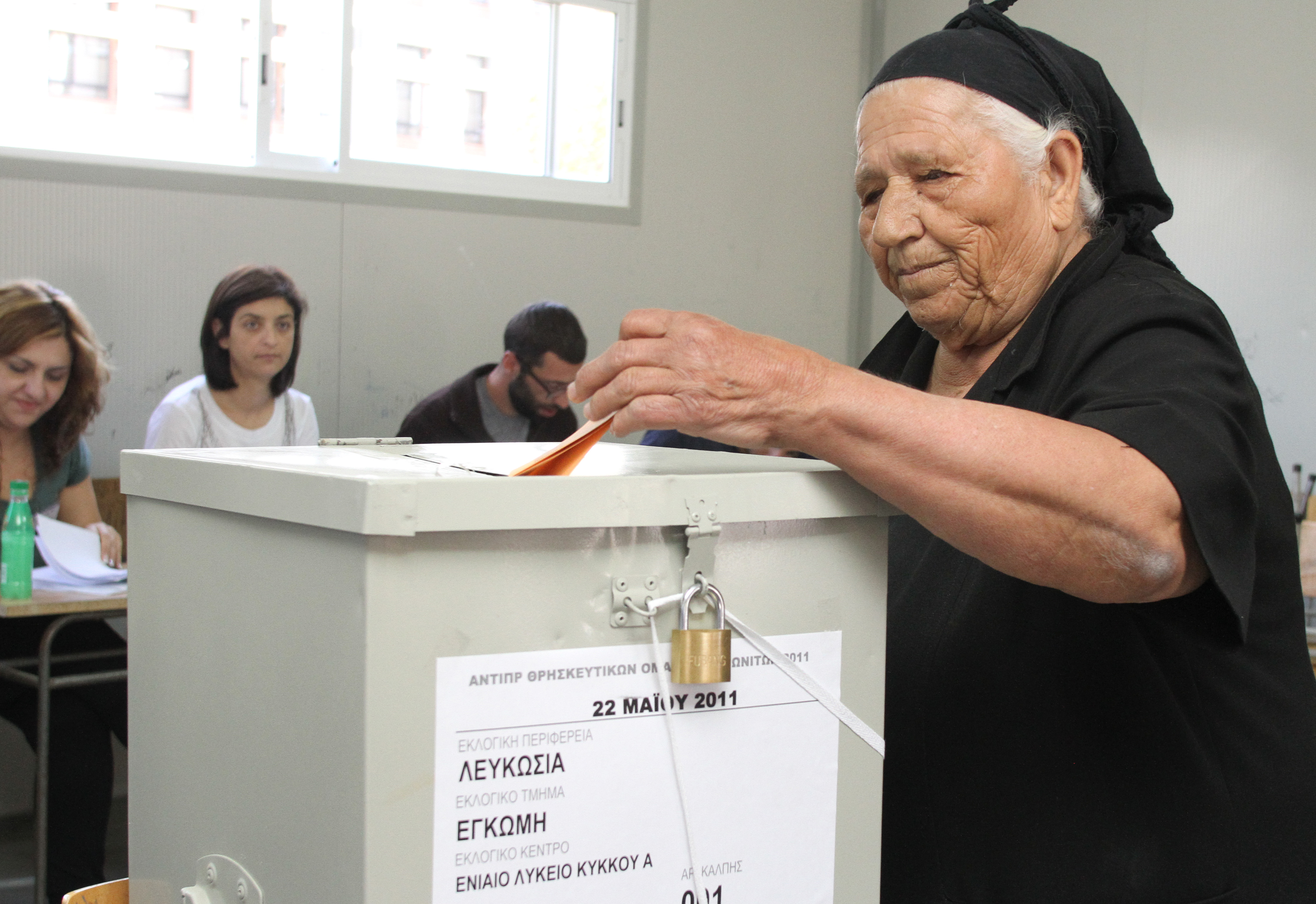 Καθυστερήσεις και απρόοπτα σε τρία εκλογικά κέντρα