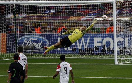 Επιστρέφει για έναν αγώνα ο Φαν ντερ Σαρ