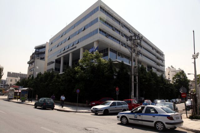 Σε αργία ο ελεγκτής εκατοντάδων offshore για τον έλεγχο ενός κουρείου