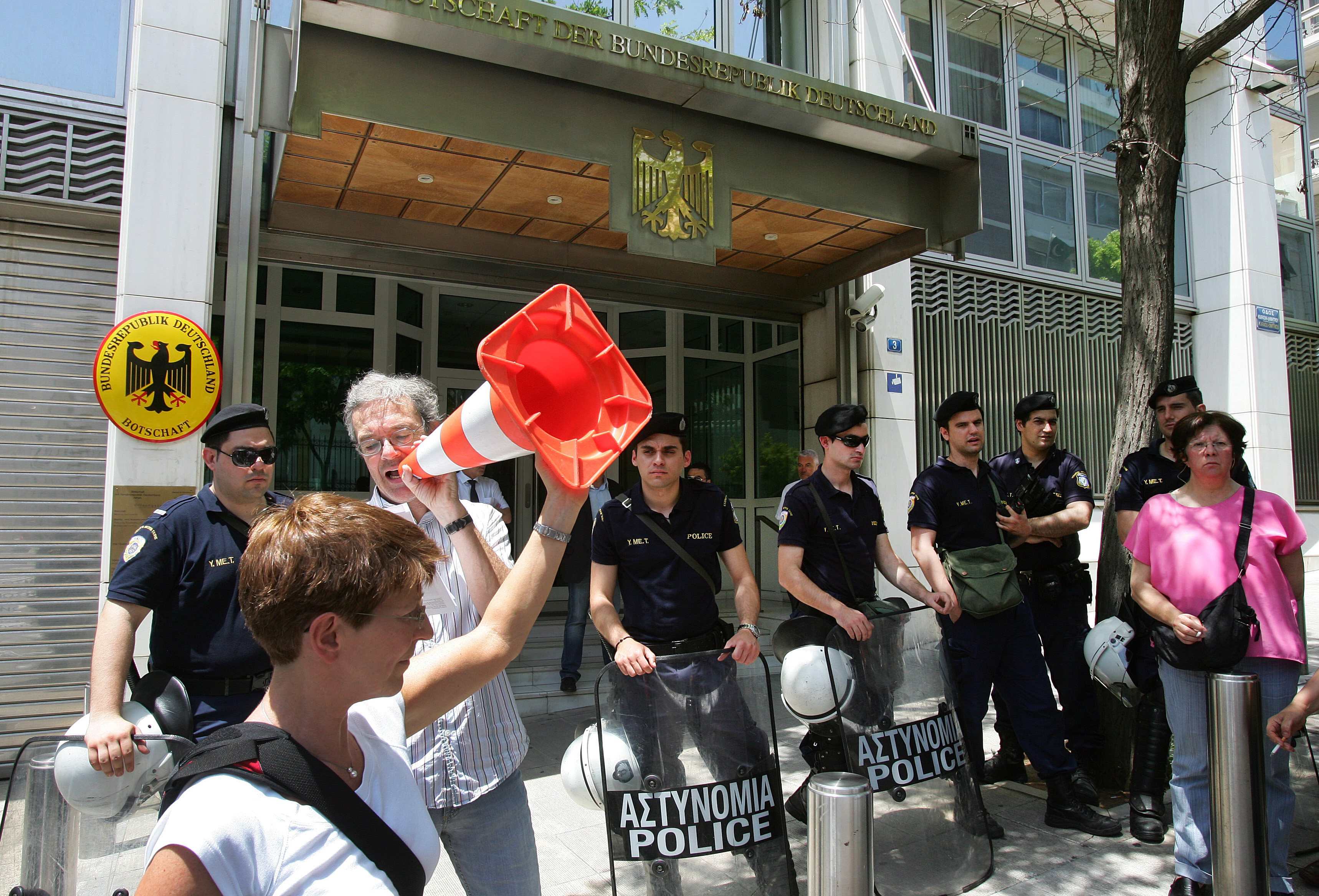 Θεσσαλονίκη: Διαμαρτυρία για τις αποζημιώσεις στο Γερμανικό Προξενείο