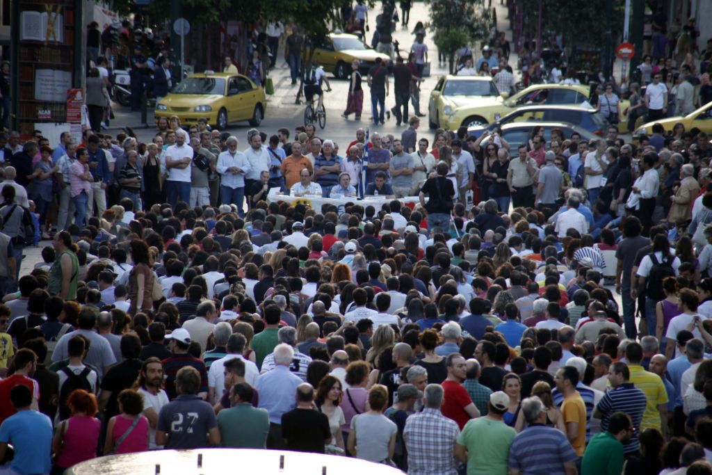 Φλερτάρει με τους αγανακτισμένους η ΝΔ