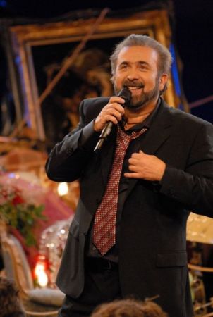 Η τέχνη να χαϊδεύεις την εξουσία