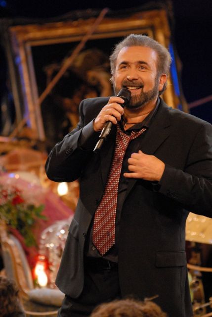 Η τέχνη να χαϊδεύεις την εξουσία