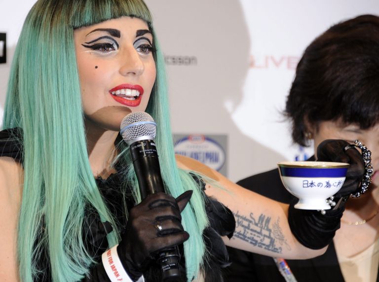 Η Lady Gaga στηρίζει την Ιαπωνία | tovima.gr